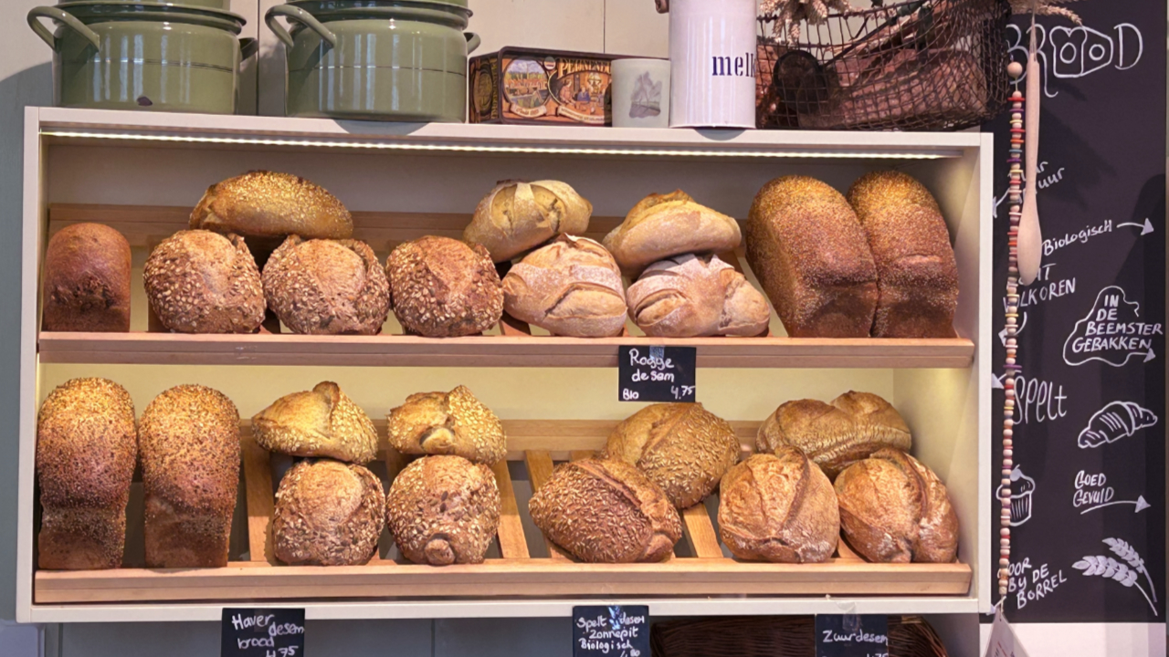 brood op de plank in de Kosterij