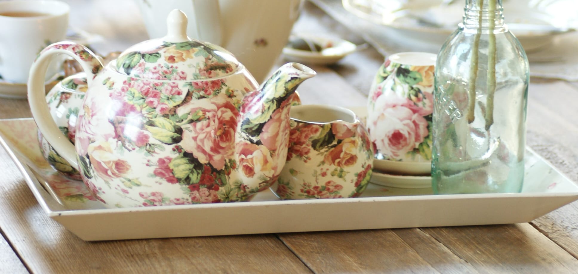 theepot met bloemen op tafel Bij Moeders in de Kosterij